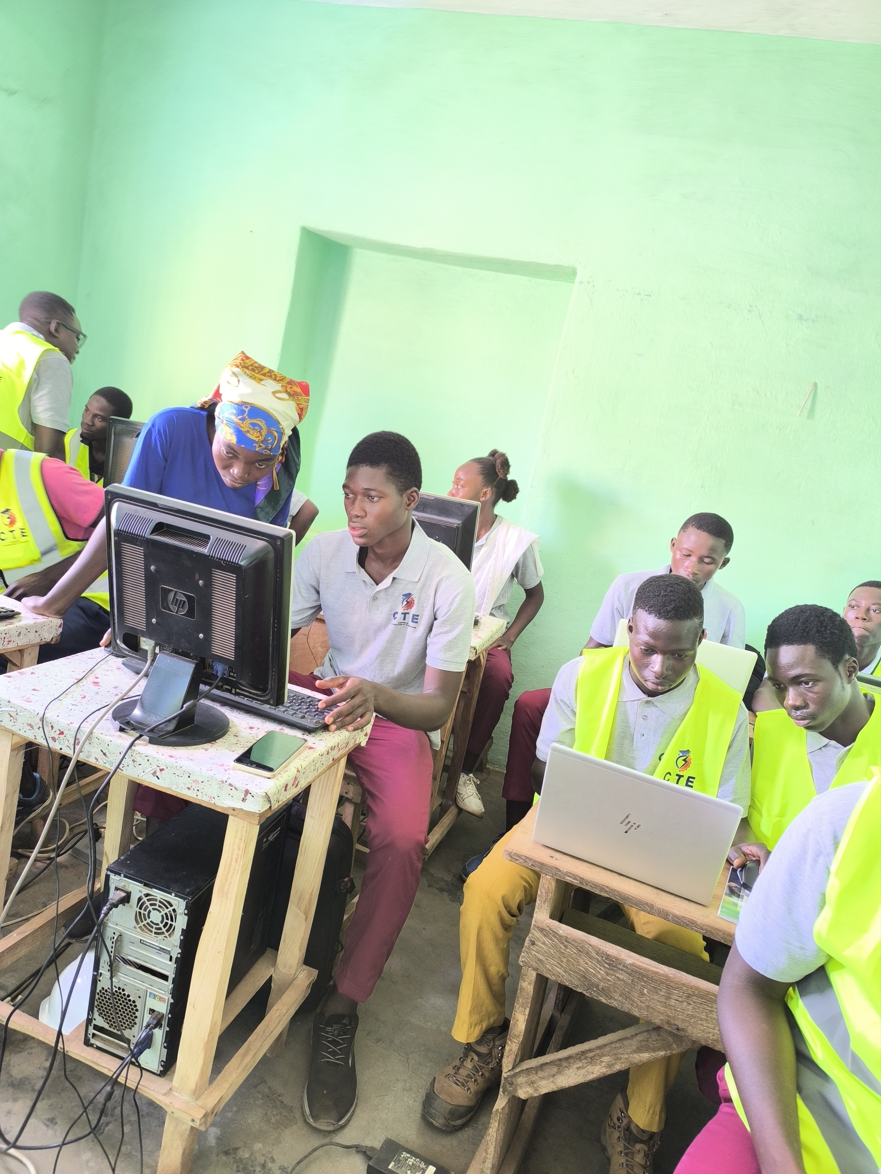 Salle de maintenance informatique équipée, CTE-TOGO